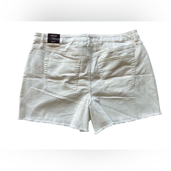 Ava & Viv Women's High Rise Slim Fit Midi White Denim 5 in Shorts Size 22 - Picture 2 of 4
